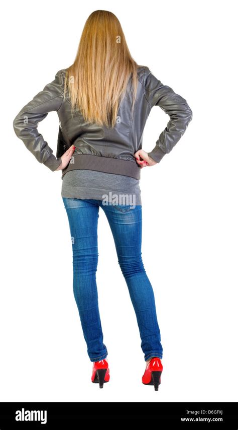 R Ckansicht Der Sch Ne Blonde Frau Auf Der Suche In Ferne Stehen Junge M Dchen In Jacke Jeans