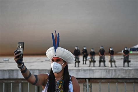 Br Sil Plus De Indig Nes Manifestent Pour Leurs Terres