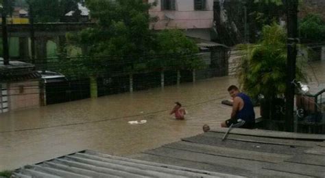 Rio Beberibe transborda e água invade casas no Recife