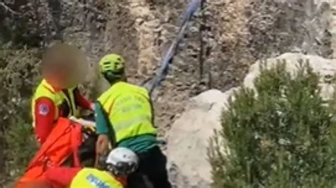 La Guardia Civil auxilia a un senderista herido tras una caída en