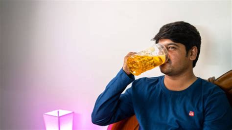 Beer Side Effects অসহ্য গরম থেকে ক্ষণিকের স্বস্তি দিতে বিয়ারে চুমুক