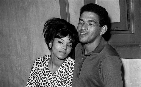 Garrincha E Elza Soares - Trilha torta do amor de Elza Soares e Garrincha ecoa em série ...