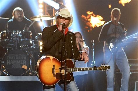 Toby Keith Performs 'Shut Up and Hold On' at 2014 ACMs