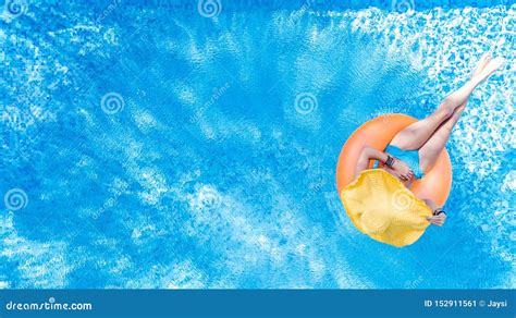 De Mooie Jonge Vrouw In Hoed In Zwembad Lucht Hoogste Mening Van Hierboven Meisje In Bikini