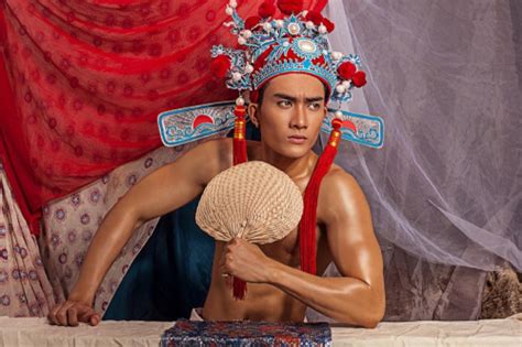 Mẫu nude và những cám dỗ sau ánh hào quang