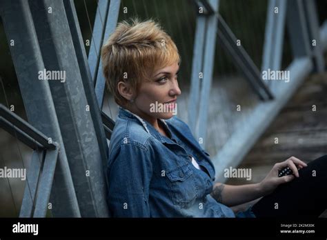 Profil blonde jeune femme Banque de photographies et dimages à haute résolution Alamy