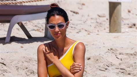 Así es el bikini eco chic español y sostenible con el que Sassa de Osma da una lección de estilo