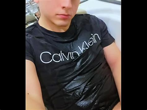 Chico de 18 años se mea en la boca y se corre XVIDEOS