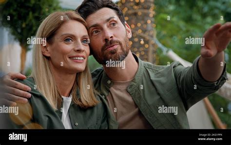 Liebevolles Ehepaar Ehemann und Ehefrau kaukasischer bärtiger Mann und blonde Frau 40s