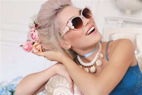 Fille Sensuelle Avec Les Cheveux Blonds Dans La Lingerie Et Des Accessoires Image Stock Image