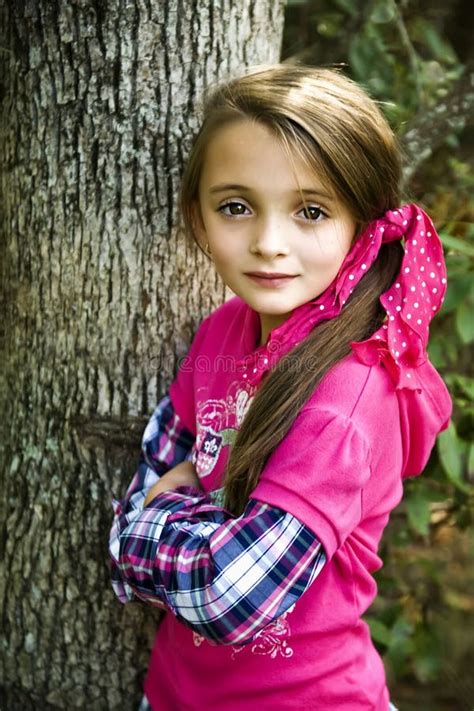 Bella Ragazza Del Brunette Immagine Stock Immagine Di Diritto 12906385