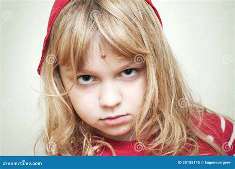Verticale De Petite Fille Blonde En Rouge Image Stock Image Du Beau Enfant 28155145