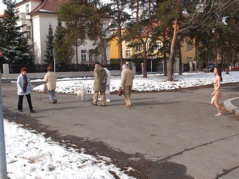 Barefoot Wife Walking Outdoor Porn Pictures Xxx Photos Sex Images Pictoa