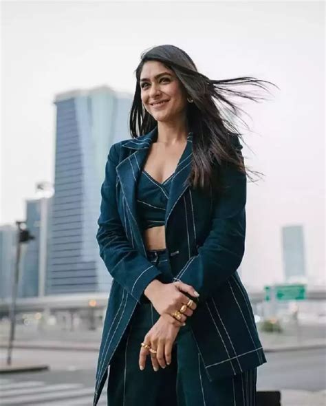 mrunal thakur flaunts  glam     ord set bollywood juncture