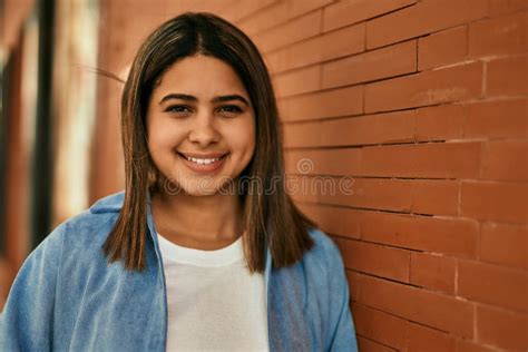 Joven Latina Usando Dron Apuntando El Pulgar Hacia El Lado Sonriendo Feliz Con La Boca Abierta