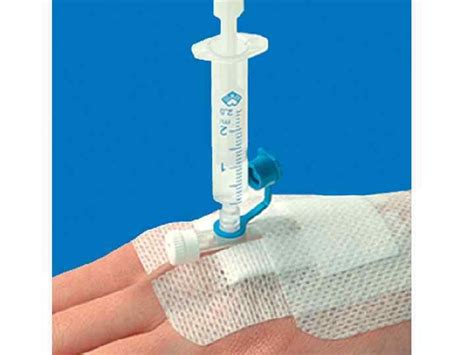 Венозный периферический катетер с дополнительным портом и крыльями