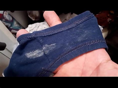 Oliendo las bragas de la cuñada XVIDEOS