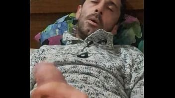 Papa llega a casa después de un largo día y se hace una buena paja XVIDEOS