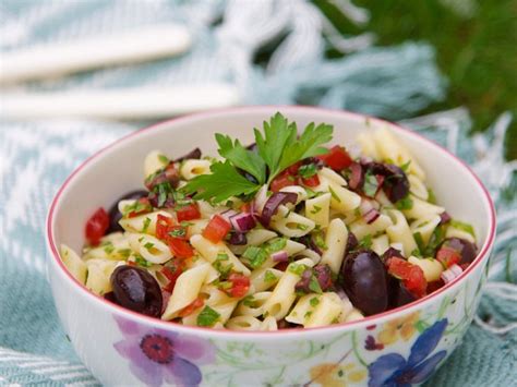 Nudelsalat Mit Tomaten Und Oliven Vegan Rezept EAT SMARTER