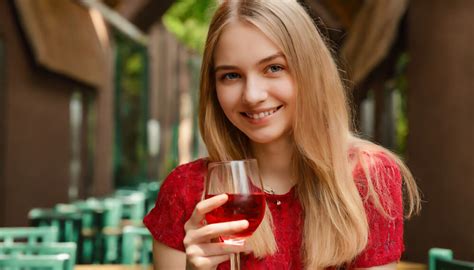 ワイングラスの正しい持ち方とは？女性と男性でマナーが違う？部位の名称も解説 - MAIAM WINES BLOG