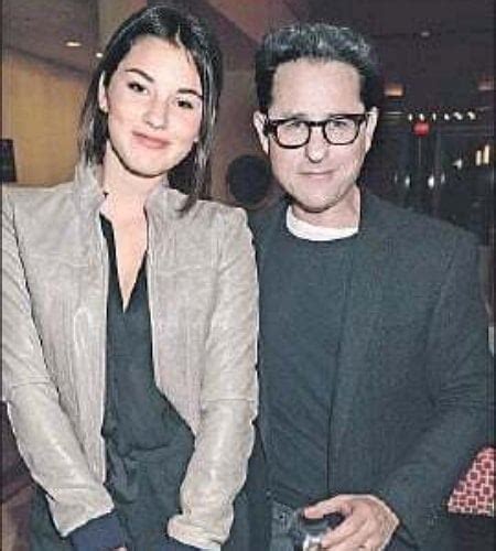 Gracie Abrams Age, Net Worth, Boyfriend, Family and Biography - BigNameBio