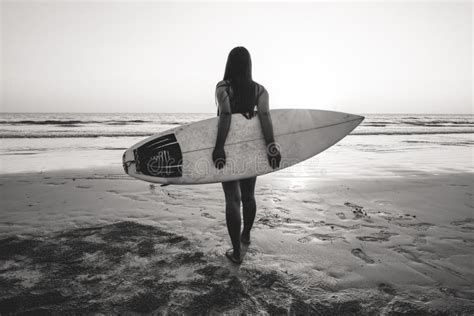 Photo De Nostalgie Et De Souvenir De Femme De Surfer Dans Le Bikini Aller Surfer Image Stock