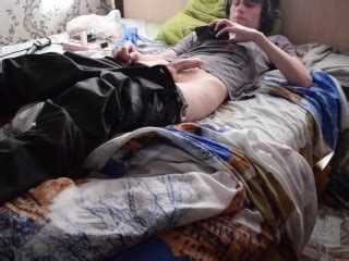 Ragazzo Si Masturba Il Cazzo E Gli Viene Sulla Maglietta Pornhub Gay