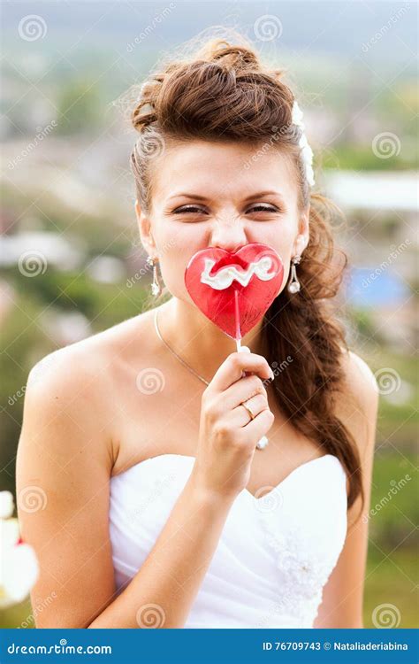 Novia Feliz Hermosa Con Maquillaje De La Boda Y El Peinado De La Boda