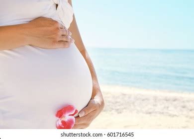 2 338 рез по запросу Pregnant belly bikini изображения стоковые