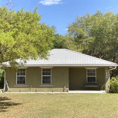 Welcome to Berry's Cottage in the Oaks! Berry's is a cozy, 900sf 1