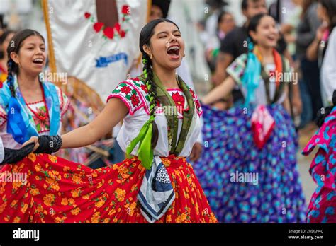 Oaxaca de Juárez México 22º de julio de 2023 Bailarines y músicos de