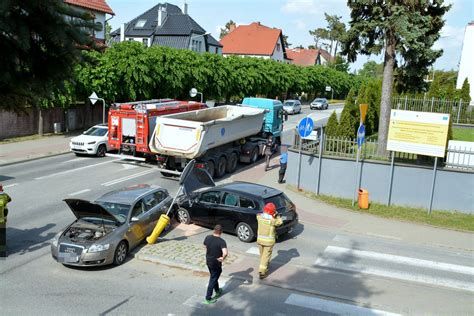 W S P Lnie Kraje Skim Zderzy Y Si Trzy Pojazdy Jedna Osoba W Szpitalu