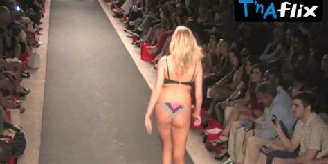 Kate Upton Bikini Scene In Kate Upton Beach Bunny Catwalk Video Tnaflix