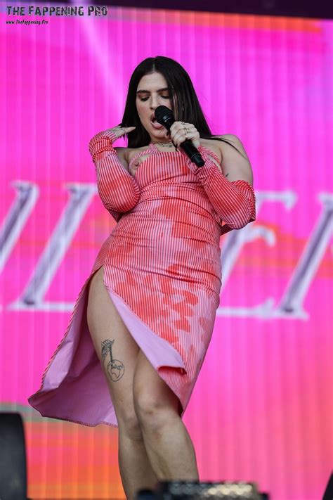 Mae Muller Nude On Stage 14 Photos The Fappening