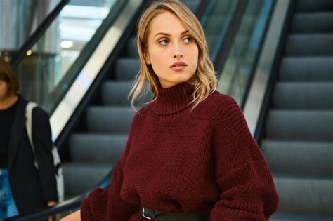 Portrait D une Belle Fille Blonde En Pull Tricoté Regardant En Toute Confiance Sur Un Escalator