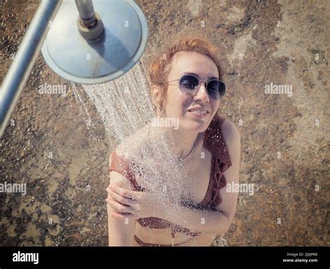 La Fille En Lunettes De Soleil Et Un Bikini Se Lave Sous La Douche L Ext Rieur Douche De