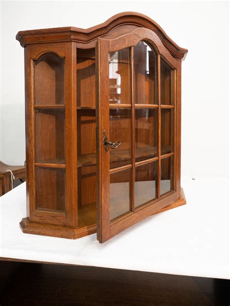 Подвесная витрина из темного дуба