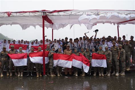 Pemko Sukseskan Gerakan Nasional Pembagian 10 Juta Bendera Merah Putih