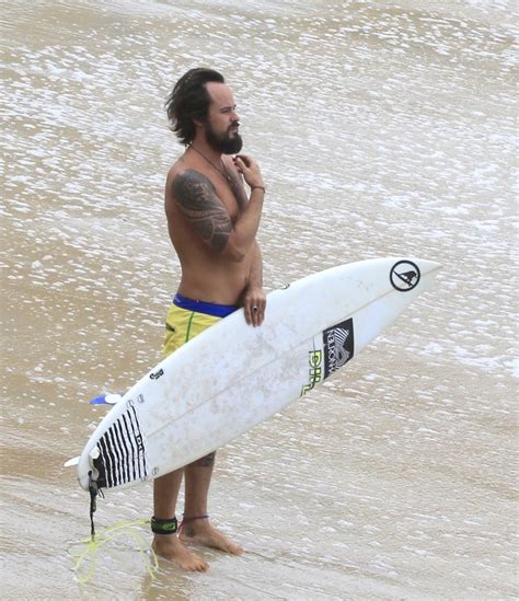 EGO Paulinho Vilhena Medita E Pega Onda Em Praia Do Rio De Janeiro