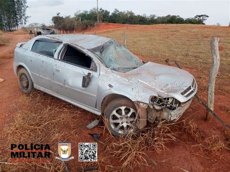 TV Bambuí Motorista e criança de 8 anos ficam feridos após carro