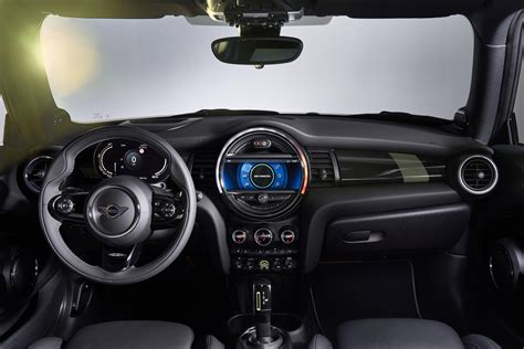 electric mini cooper se debuts   horsepower  miles  range