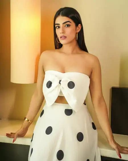 Kavya Thapar Looking Hot And Sexy In These Pics