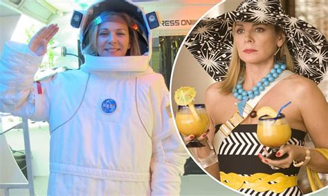 Kim Cattrall Pokes Fun At Her Absence From Sex And The City Reboot Daily Mail Online