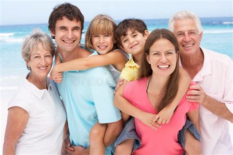 Família De Três Gerações Que Relaxa Na Praia Imagem de Stock Imagem