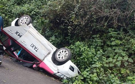 Molango Taxi de la CDMX vuelca en la carretera federal México Tampico