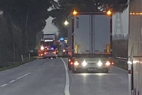 Latina Auto Si Schianta Contro Un Albero Sull Appia Muore Giovane Di 21 Anni Mentre Va Al
