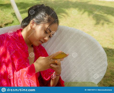 Giovane Ragazza Indonesiana Asiatica Felice E Bella Dell Adolescente In Bikini Che Sorride Sul