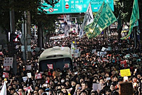 경찰과 주최측 모두의 예상 뛰어넘는 촛불집회 규모 “박근혜는 퇴진하라”