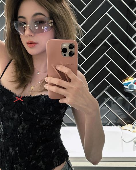 Đăng ảnh kề má thân mật với hot girl nóng bỏng nam streamer khiến CĐM ghen tị