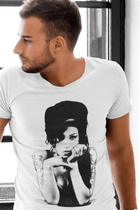 T-Shirt Classic Amy Winehouse em CulturaPoP Camisetas